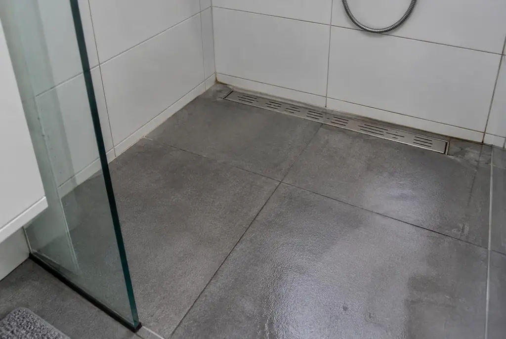 Lekdetectie Boxtel – lekkende inloopdouche met natte voegen