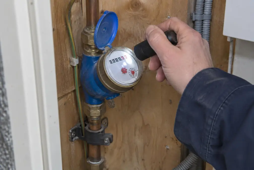 Lekdetectie Boxtel – watermeter in de meterkast controleren met een zaklamp